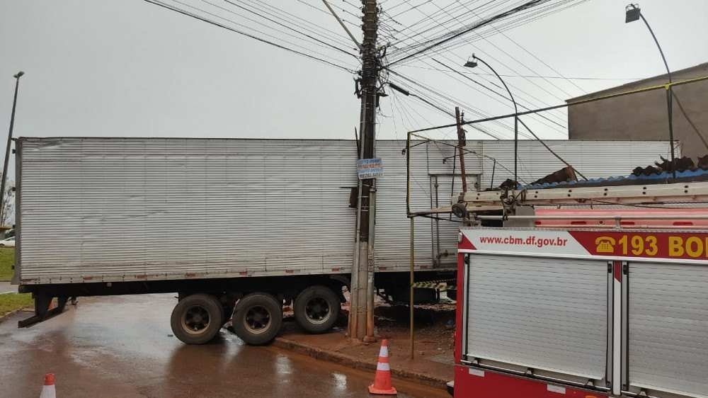 Caminhão invade comércio em Santa Maria 