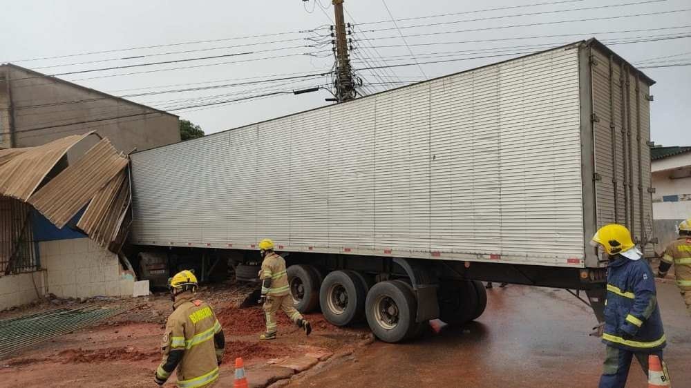 Caminhão invade comércio em Santa Maria 
