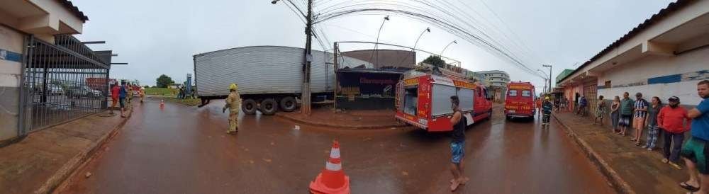 Caminhão invade comércio em Santa Maria 
