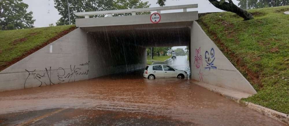 A tesourinha da 209/210 Norte ficou completamente tomada pelas águas e pelo menos dois carros ficaram parados em meio ao alagamento - (crédito: Ed Alves/CB/D.A Press) A tesourinha da 209/210 Norte ficou completamente tomada pelas águas e pelo menos dois carros ficaram parados em meio ao alagamento - (crédito: Ed Alves/CB/D.A Press)