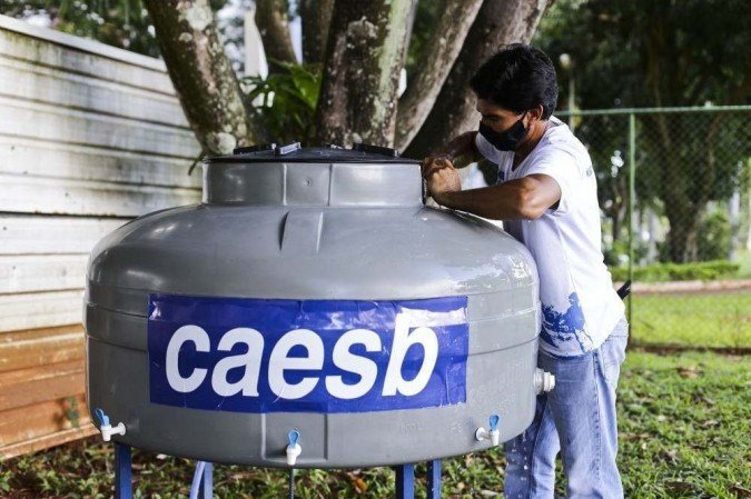 Caixas d’água adaptadas para uso como bebedouros estão disponíveis nos postos de vacinação - (crédito: Breno Esaki / Agência Brasília) Caixas d’água adaptadas para uso como bebedouros estão disponíveis nos postos de vacinação - (crédito: Breno Esaki / Agência Brasília)