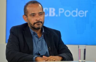 17/02/2021. Crédito: Ed Alves/CB/D.A Press. Brasil. Brasília - DF. Cidades. CB Poder recebe o Professor Bergmann Morais Ribeiro, um dos pesquisadores a frente do sequenciamento de genoma do Coronavírus na UnB. Na banca o reporter Vicente Nunes.