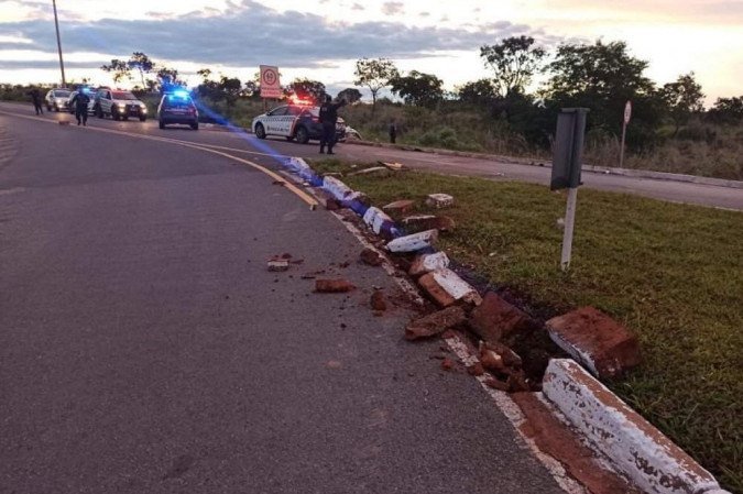 Mureta destruída após colisão de ladrões de carro na Barragem do Paranoá