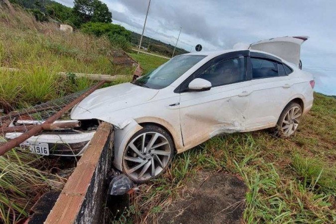 A colisão aconteceu após uma perseguição policial aos criminosos -  (crédito: Divulgação/PMDF)