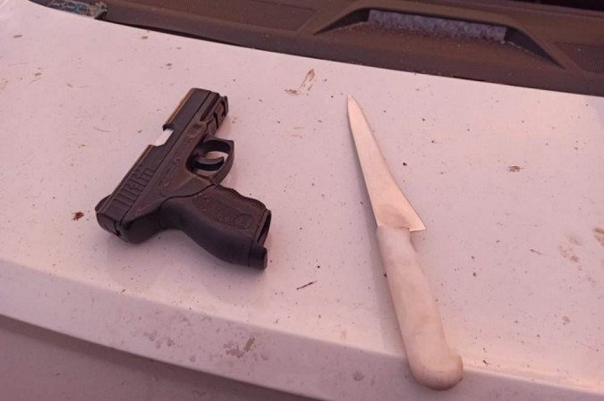 Arma de fogo e faca foram encontradas dentro do veículo roubado.