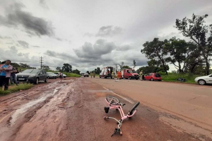 A criança andava de bicicleta quando foi atropelada - (crédito: CBM/DF) A criança andava de bicicleta quando foi atropelada - (crédito: CBM/DF)