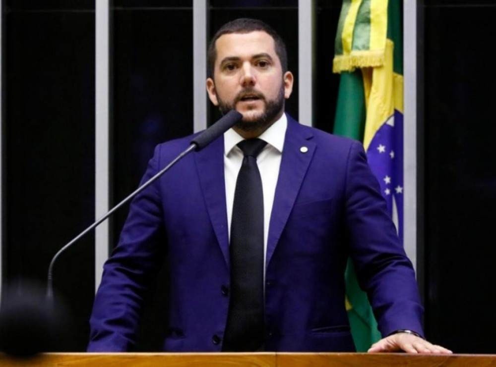 Deputado que chamou ministro de vagabundo quer criminalizar redes por exclusões