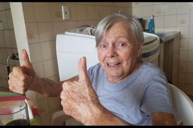 Aos 93 anos, Olinda Bolsonaro é parte do grupo prioritário previsto pelo PNI e recebeu a primeira dose da vacina em Eldorado, interior de SP - (crédito: Reprodução/Facebook) Aos 93 anos, Olinda Bolsonaro é parte do grupo prioritário previsto pelo PNI e recebeu a primeira dose da vacina em Eldorado, interior de SP - (crédito: Reprodução/Facebook)