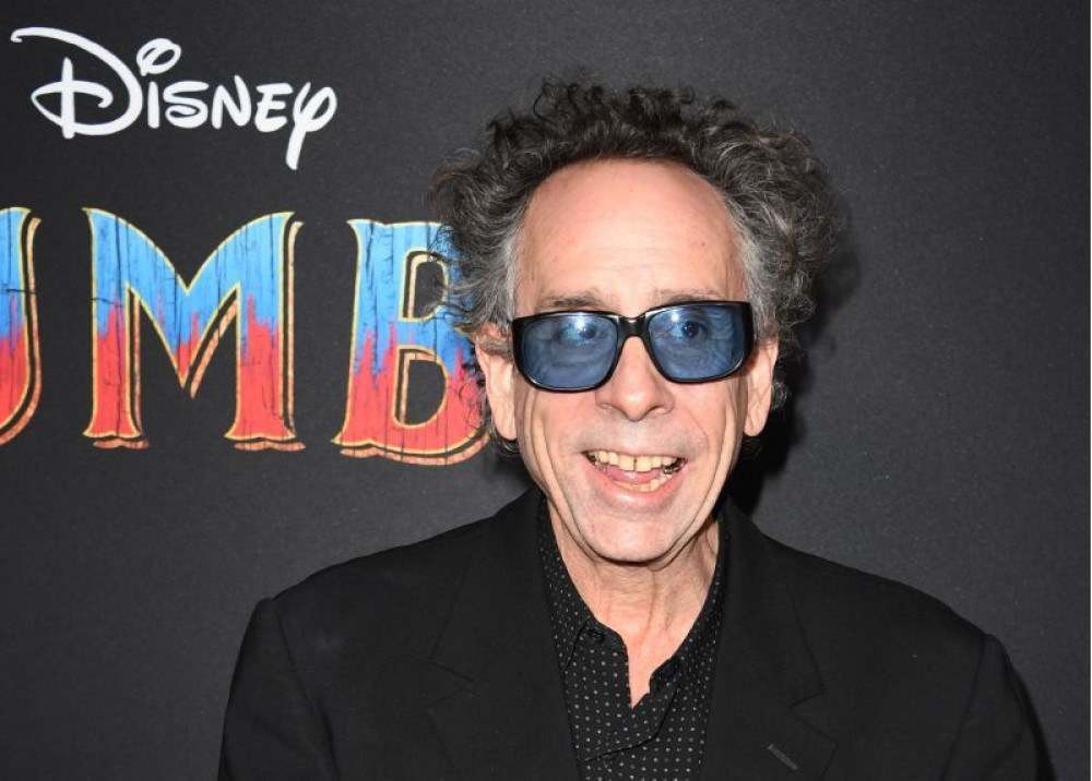 Tim Burton irá dirigir série sobre personagem de Família Addams