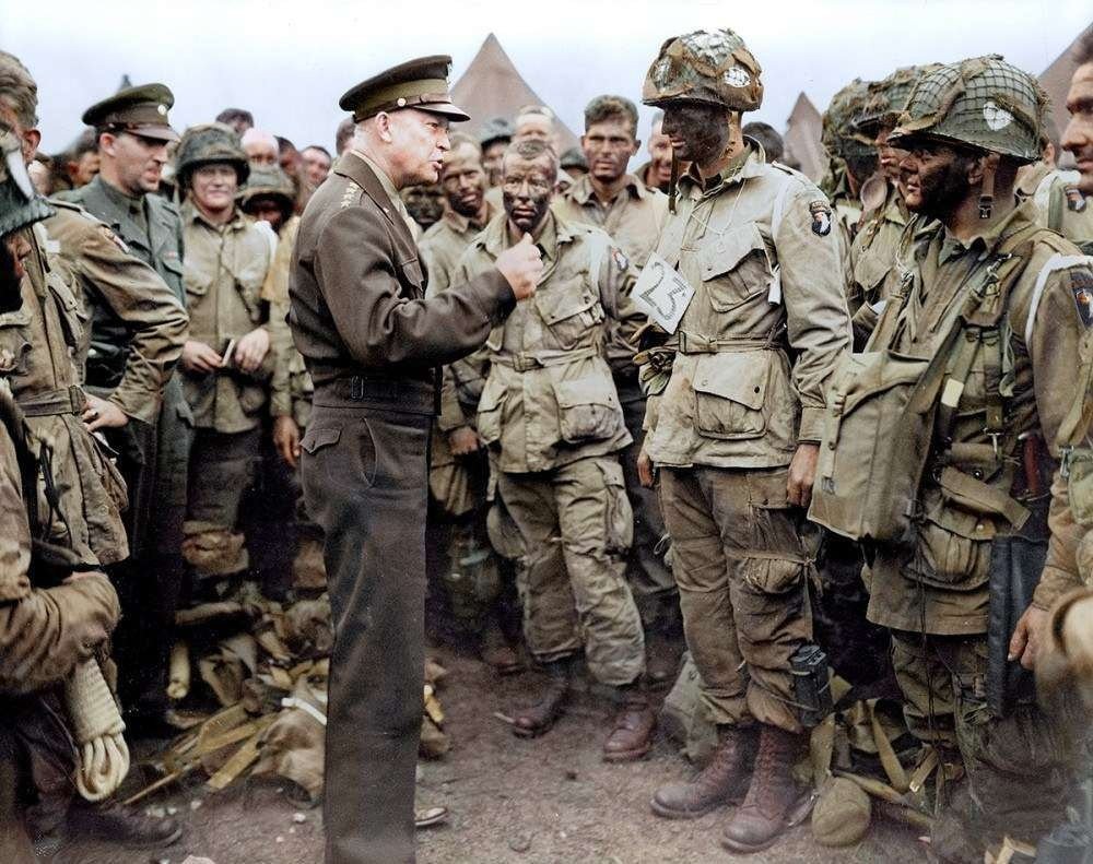 Eisenhower addressing troops. Trabalho de colorização da brasileira Marina Amaral