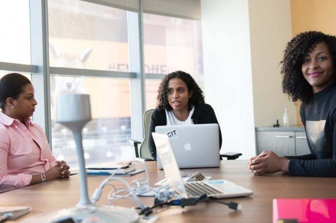 Jovens negros podem se candidatar à mentoria da Fundação Estudar e receber auxílio para inscrição no programa Líderes Estudar - (crédito: Christina Wocintechchat/Unsplash) Jovens negros podem se candidatar à mentoria da Fundação Estudar e receber auxílio para inscrição no programa Líderes Estudar - (crédito: Christina Wocintechchat/Unsplash)