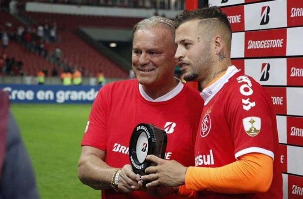 Elusmar Maggi Scheffer entrega troféu para Nico López Elusmar Maggi Scheffer entrega troféu para Nico López