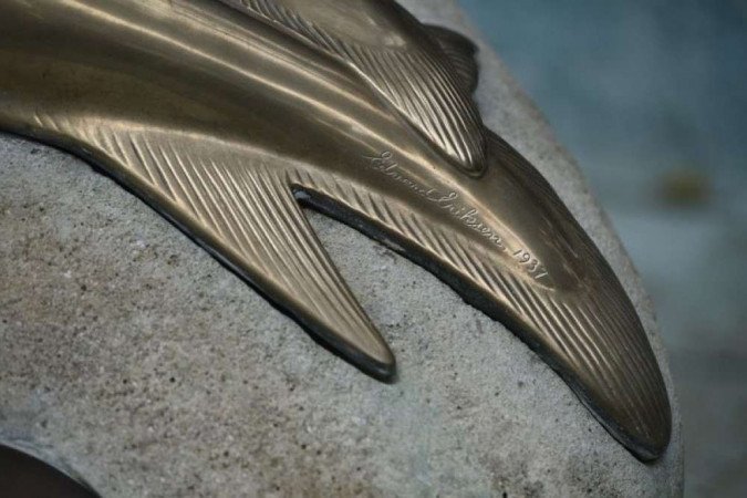 Fundida em bronze espelhado, a obra simboliza boas-vindas aos marinheiros