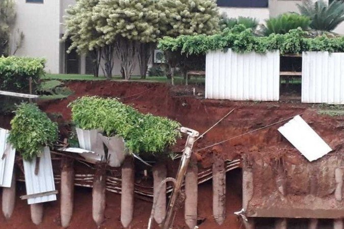 Chuva destrói parte de jardim na 215 norte