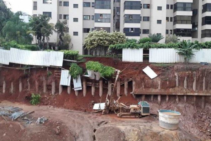Chuva destrói parte de jardim na 215 norte