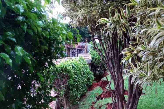 Chuva destrói parte de jardim na 215 norte