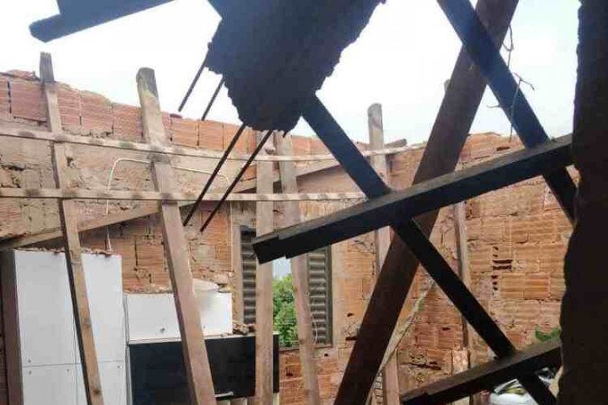 Construção desmorona na QR 307 de Samambaia