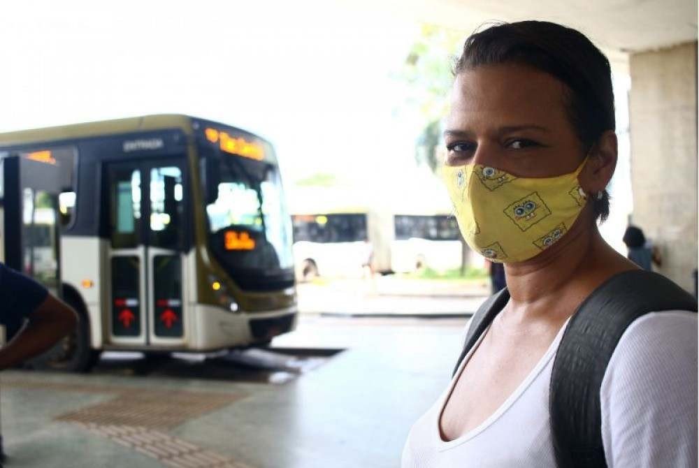 Brasil. Brasilia - DF. Cidades. Pessoas que passaram a usar o transporte publico devido a alta da gasolina. Mayara Cesar de Souza, esta andando de onibus para economizar