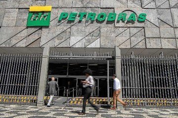 Petroleiros classificam como 'arbitrária' gestão da presidente da empresa Magda Chambriard -  (crédito: Mauro Pimentel/AFP - 9/3/20)