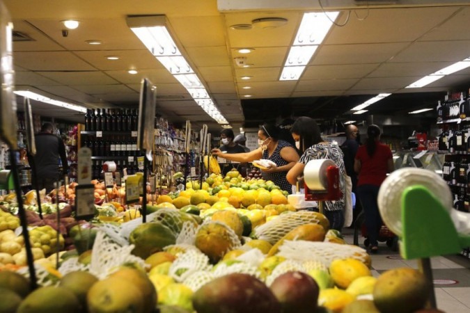 Foi o segundo mês seguido de alta para hiper e supermercados, que acumula ganho de 2,6% nesse período. O setor responde por 54,7% do volume de vendas no varejo -  (crédito: Tânia Rêgo/Agência Brasil)