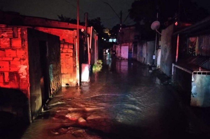 O Corpo de Bombeiros precisou resgatar alguns moradores que ficaram ilhados 