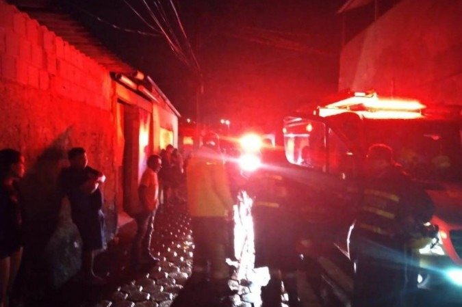 Bombeiros foram acionados para realizar o resgate de moradores ilhados - (crédito: CBMDF/Divulgação) Bombeiros foram acionados para realizar o resgate de moradores ilhados - (crédito: CBMDF/Divulgação)