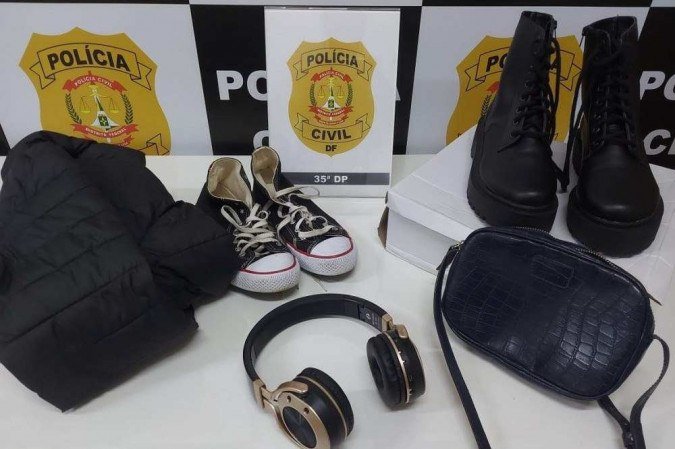 Polícia encontrou na casa do suspeito um par de tênis e de botas, uma blusa, um fone de ouvido, além de uma bolsa - (crédito: PCDF/Divulgação) Polícia encontrou na casa do suspeito um par de tênis e de botas, uma blusa, um fone de ouvido, além de uma bolsa - (crédito: PCDF/Divulgação)