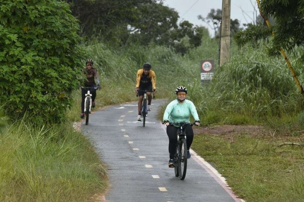 Ciclistas aproveitam ciclovia de ligação entre o Colorado e o Lago Oeste para a prática de esporte