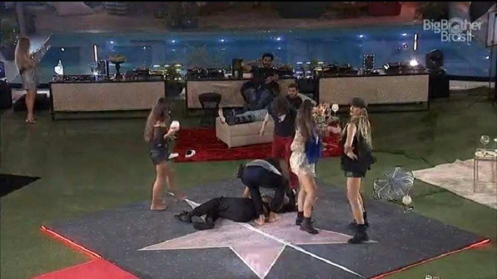 Pocah desmaia em festa do BBB21