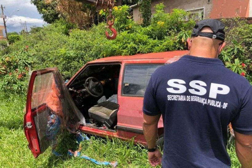 Operação de limpeza: mais oito carros abandonados são retirados das ruas