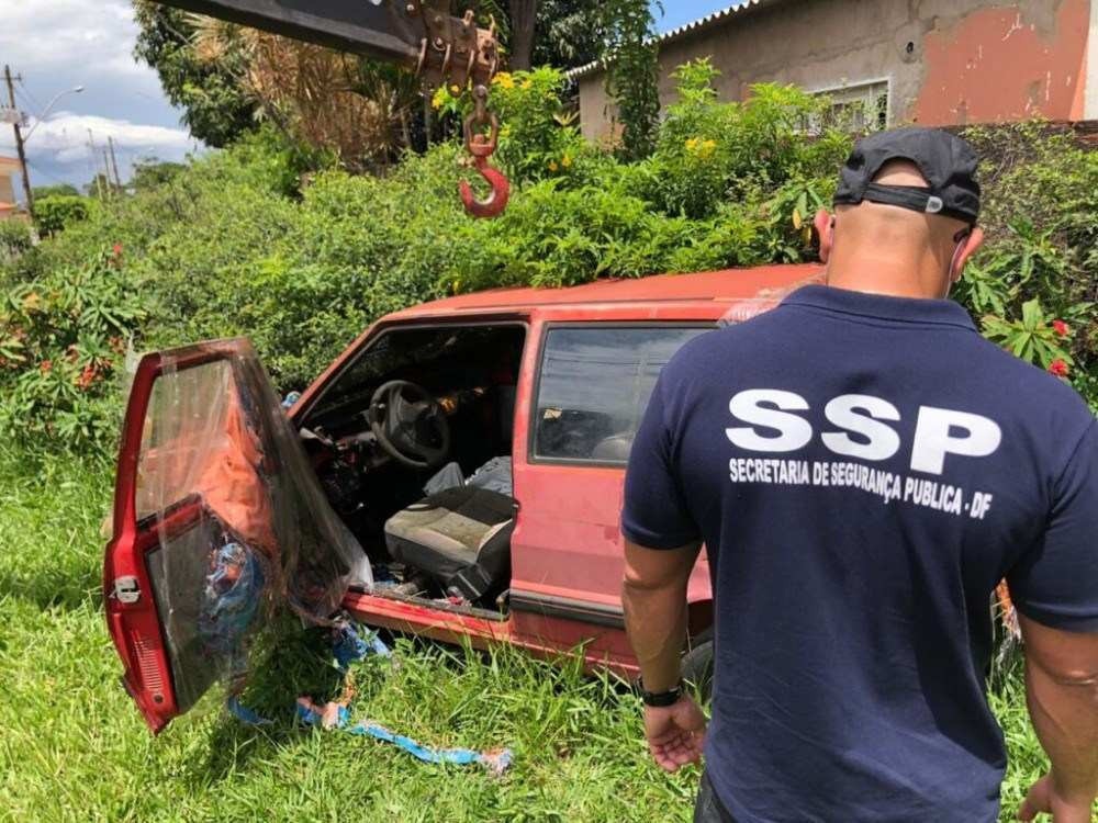 Operação DF Livre de Carcaças recolhe carros abandonados em Arniqueira