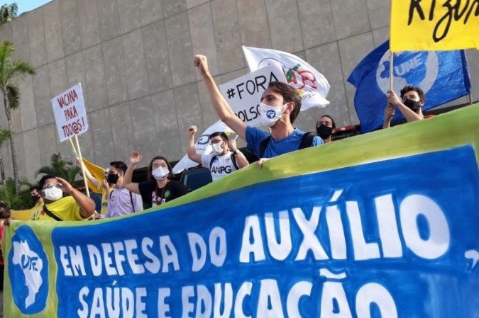 Manifestantes se reúnem em frente ao Senado contra cortes na educação - (crédito: Cuca da UNE) Manifestantes se reúnem em frente ao Senado contra cortes na educação - (crédito: Cuca da UNE)