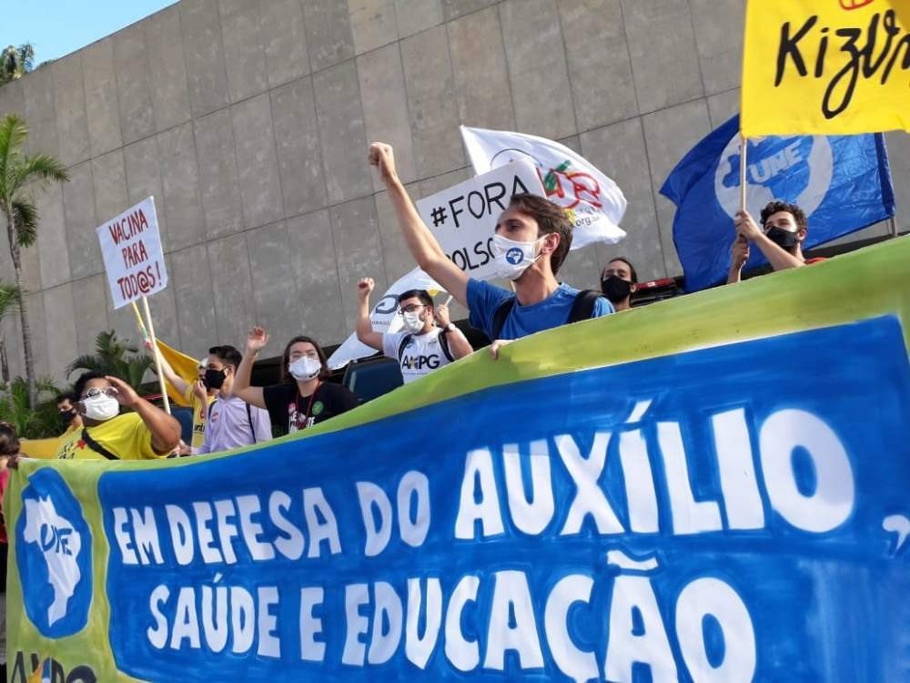 Protestos de estudantes pressionam o Senado contra PEC Emergencial 