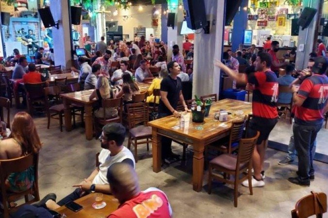 Aglomeração de pessoas no bar Fausto e Manoel, no Sudoeste, para assistir ao jogo São Paulo x Flamengo