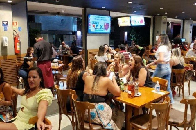 Aglomeração de pessoas no bar Fausto e Manoel, no Sudoeste, para assistir ao jogo São Paulo x Flamengo