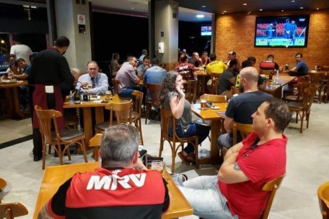 Aglomeração de pessoas no bar Fausto e Manoel, no Sudoeste, para assistir ao jogo São Paulo x Flamengo