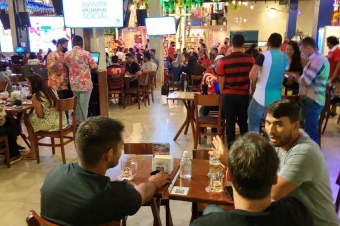 Aglomeração de pessoas no bar Fausto e Manoel, no Sudoeste, para assistir ao jogo São Paulo x Flamengo