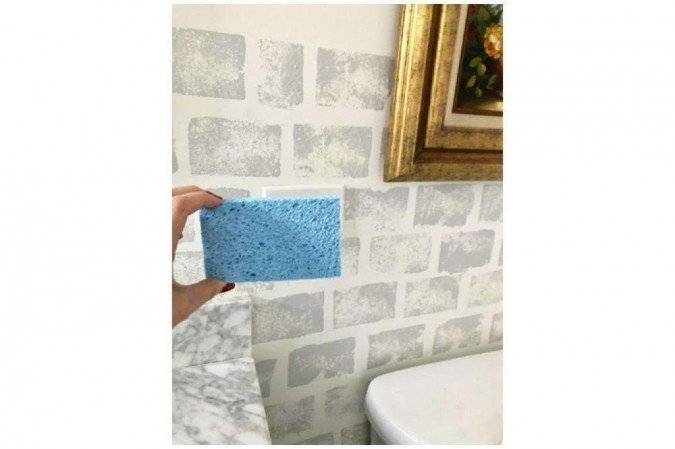 Esta parede foi pintada por Vanessa Lima com esponja para lavar louça
