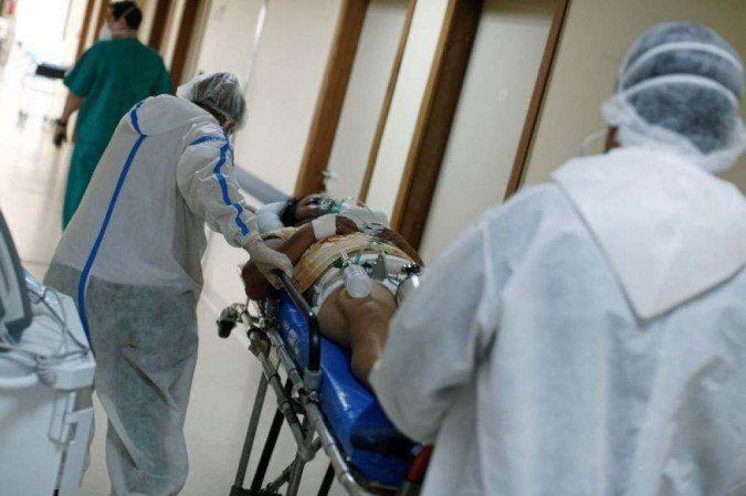 A 49-year-old COVID-19 patient is moved to a helicopter by a special emergency medical team in the municipality of Prainha do Itaituba, Para state, Brazil on February 21, 2021. / AFP / TARSO SARRAF