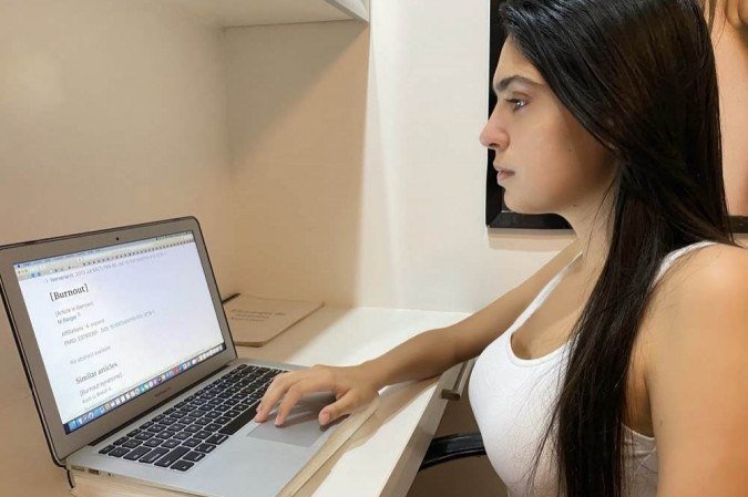 A estudante de medicina decidiu fazer seu TCC sobre a síndrome de burnout A estudante de medicina decidiu fazer seu TCC sobre a síndrome de burnout