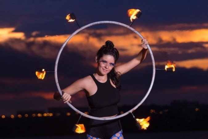 Júlia Giesbrecht começou a dar aula de bambolê em 2013, quando morava na Austrália -  (crédito: Thiago Maia/Divulgação)