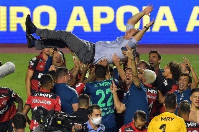 Rogério Ceni é jogado ao alto pelos jogadores do Flamengo após conquista do Brasileiro -  (crédito:  NELSON ALMEIDA/AFP)