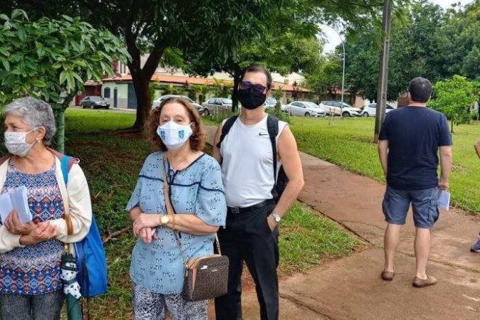 Filha e neta de Wilma Alves Cavalcante, 77 anos, levaram quatro horas para conseguir o agendamento -  (crédito: Edis Henrique Peres)