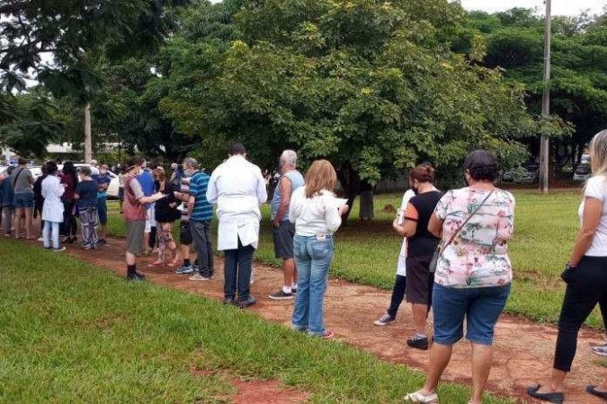 Mesmo com agendamento, há filas nos postos e doses disponíveis para os idosos que não conseguiram agendar