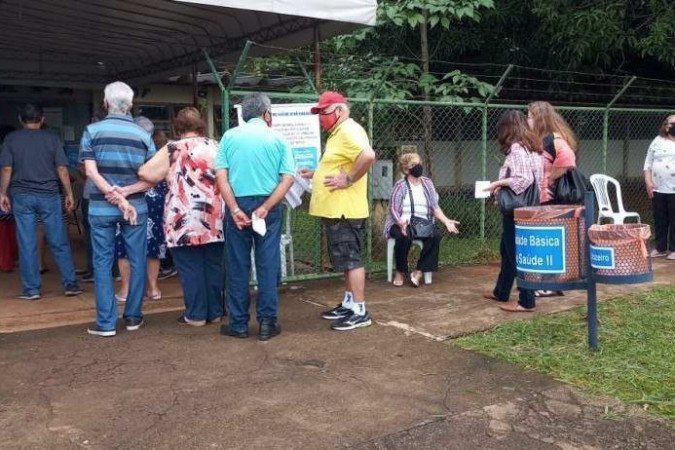 Mesmo com agendamento, há filas nos postos e doses disponíveis para os idosos que não conseguiram agendar