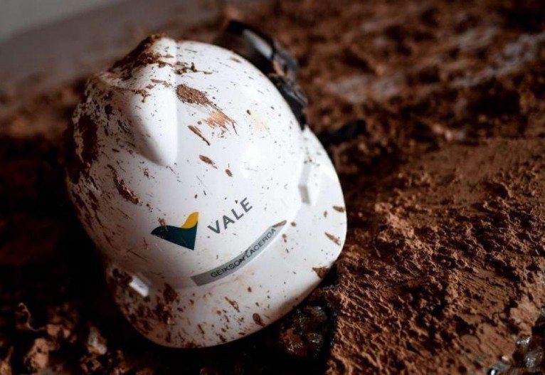 (FILES) This file photo taken on February 13, 2019 shows a helmet seen at an office of the mining company Vale, taken 20 days after the rupture of a tailings dam in Corrego do Feijao, near Brumadinho, in the Brazilian state of Minas Gerais. Brazilian mining company Vale recorded net profits of US5 million in the second quarter and announced that its recovery process after the Brumadinho mining disaster in early 2019 will allow it to return to paying dividends to its shareholders. / AFP / DOUGLAS MAGNO