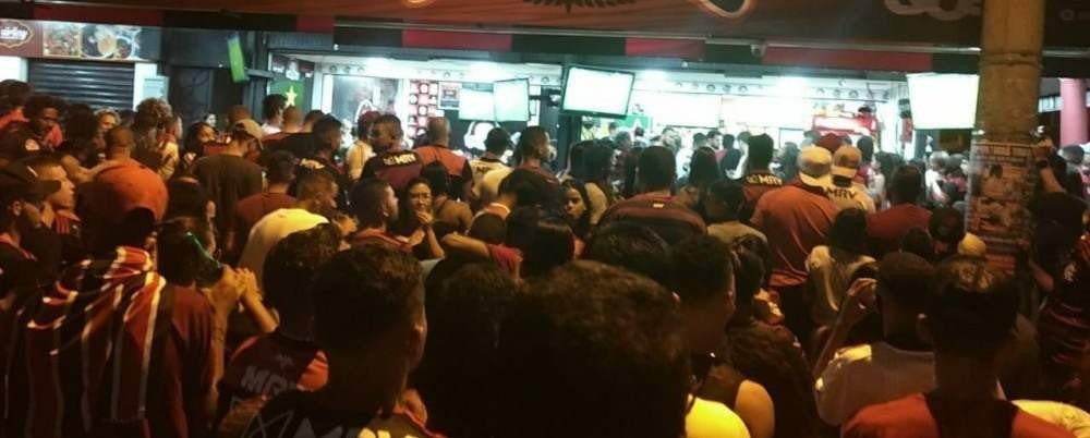 Torcedores também se aglomeraram em rua da Vila Buritis, em Planaltina, para assistir ao jogo