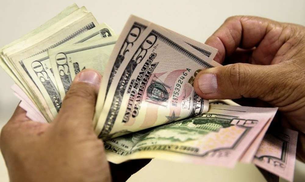 Após decisão do Copom, dólar sobe por cautela com inflação e fiscal