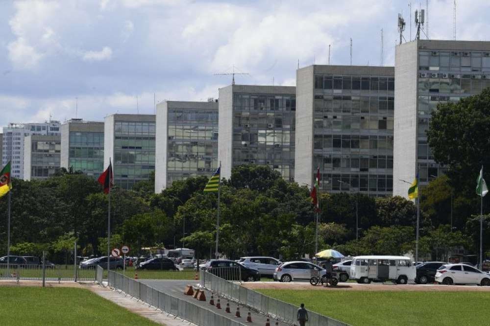 Ministros que serão candidatos nas eleições têm de deixar cargo até 1º de abril