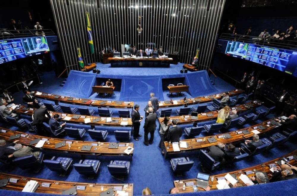 Senadores recebem caixa que 